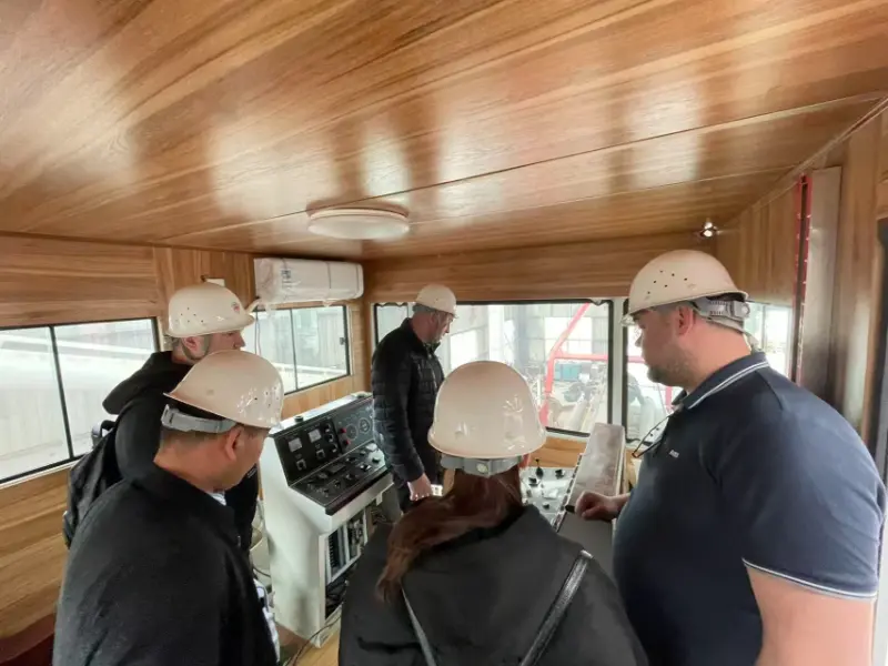 Clientes de Rusia visitan para revisar la draga de succión con cortador JMD550